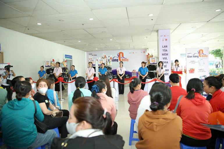 Đông đảo chị em tham gia chương trình gian hàng 0 đồng diễn ra trong khuôn khổ Chương trình