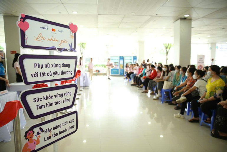 Ngoài ra chương trình cũng tổ chức các gian hàng 0 đồng hỗ trợ các chị em có hoàn cảnh khó khăn những vật dụng hàng ngày thiết thực