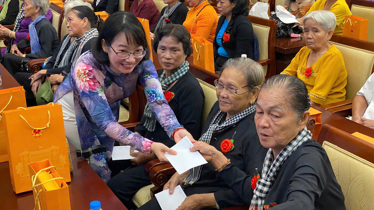 Bà Trần Thị Diệu Thúy, Thành ủy viên, Phó Chủ tịch Ủy ban nhân dân Thành phố Hồ Chí Minh thăm hỏi tặng quà cho đại biểu tham dự Chương trình.