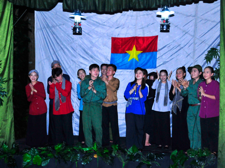 Tái hiện cảnh đoàn văn công huyện Củ Chi về biểu diễn phục vụ người dân, du kích, bộ đội.