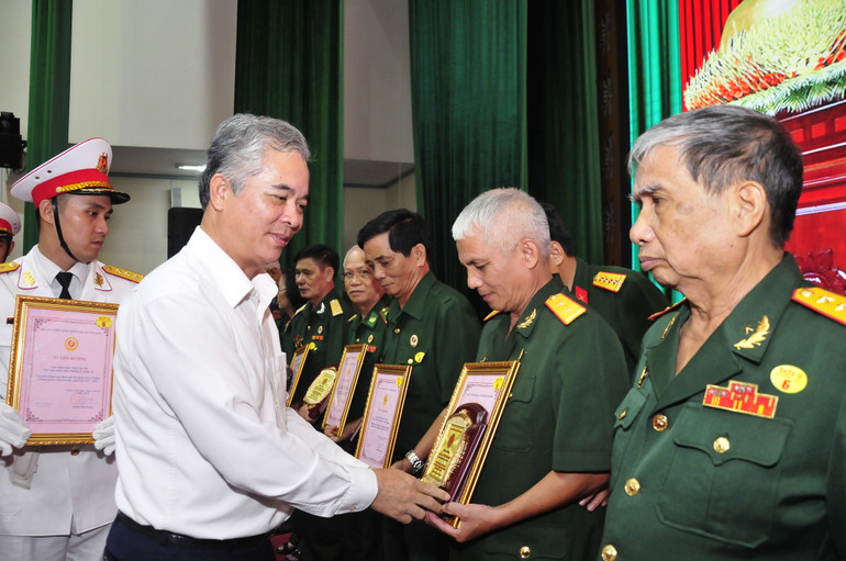 Lãnh đạo Thành phố Hồ Chí Minh trao quyết định và biểu trưng cho các cựu chiến binh.