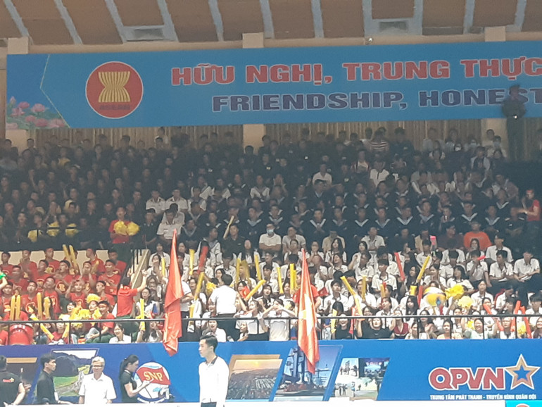 Nhà thi đấu Trung tâm Thể dục thể thao Quốc phòng II (quận Phú Nhuận, Thành phố Hồ Chí Minh) chật kín khán giả đến cổ vũ cho các đội