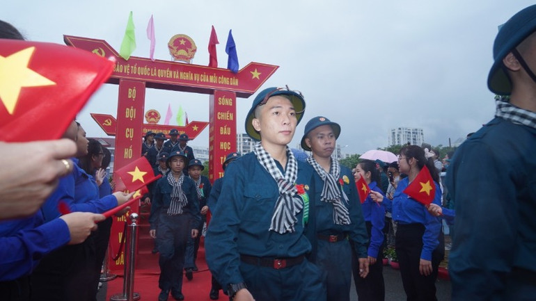 Các thanh niên phấn khởi đi qua cầu vinh quang lên đường nhập ngũ. (Ảnh: Thế Anh)