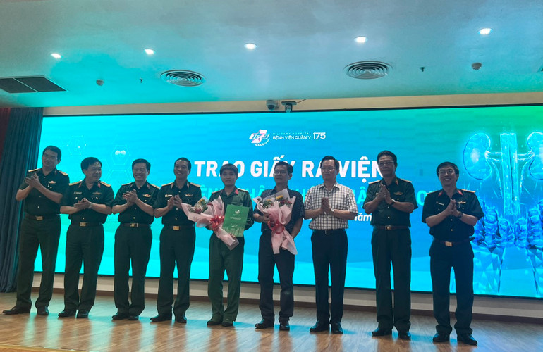 Lãnh đạo bệnh viện Quân y 175 trao giấy ra viện cho bệnh nhân Phương (thứ 5 từ phải qua).