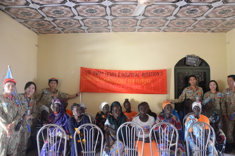 Phòng chờ trước khi vào tư vấn và thăm khám sản khoa cho những người phụ nữ thị trấn Bentiu.