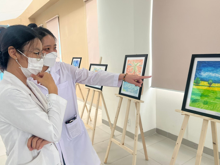 Những bức tranh của các bệnh nhân vẽ thu hút được nhiều bác sĩ, nhân viên y tế quan tâm.