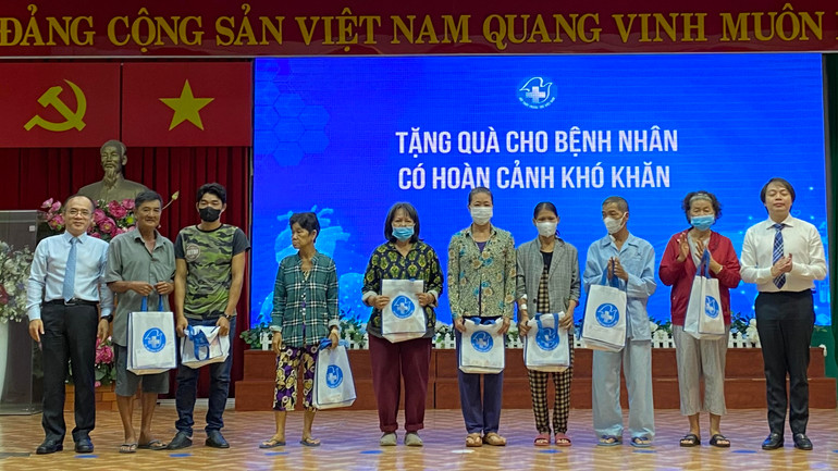Ban tổ chức Chương trình trao các phần quà ý nghĩa cho các bệnh nhân khó khăn đang điều trị tại bệnh viện.