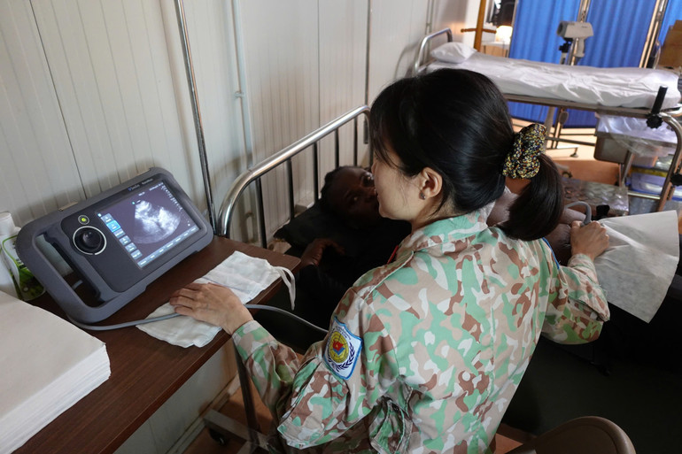 Bác sĩ chuyên khoa 2, Huỳnh Thị Thanh Giang đang thực hiện siêu âm sản phụ khoa cho nữ cảnh sát Ghana.