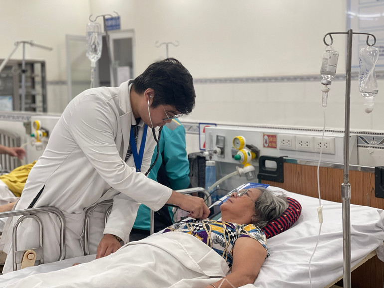 Các bệnh viện tiếp tục tập trung theo dõi, cứu chữa các nạn nhân