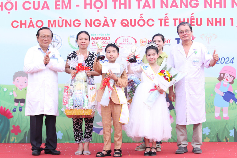 Nhiều giải thưởng đã được Ban Giám đốc Bệnh viện trao tặng cho các cháu.