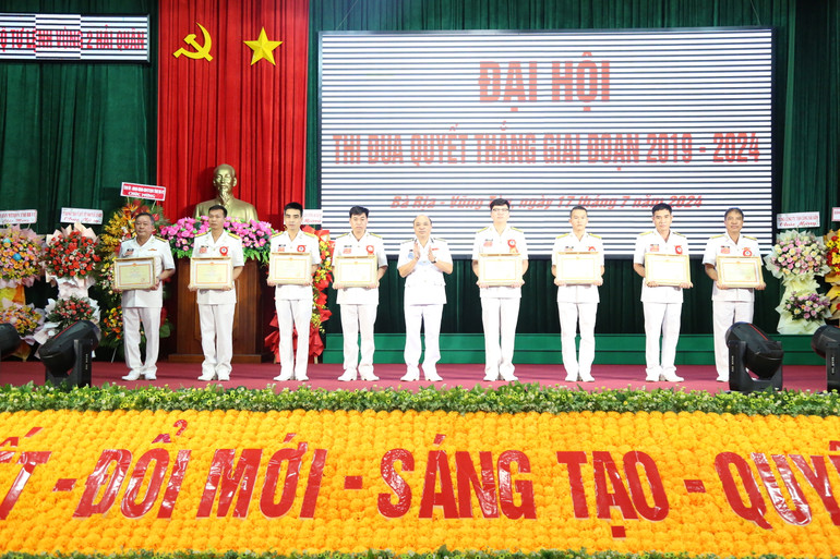 Tập thể, cá nhân được tặng bằng khen, giấy khen.