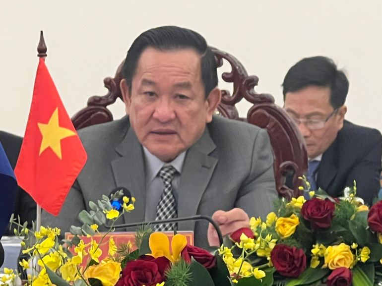 Thượng tướng Võ Minh Lương, Ủy viên Ban Chấp hành Trung ương Đảng Cộng sản Việt Nam, Ủy viên Thường vụ Quân ủy Trung ương, Thứ trưởng Quốc phòng, Chủ tịch Ủy ban Chuyên trách Chính phủ phát biểu tại kỳ họp.