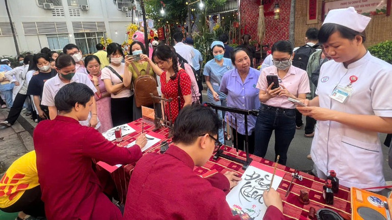 Rất nhiều người xếp hàng xin chữ thư pháp tại chương trình.