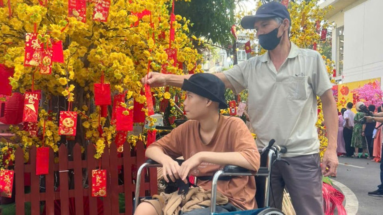 Anh Trần Minh Phương cùng bố phấn khởi tham gia chương trình.