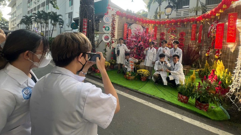 76 khoa phòng của bệnh viện đã cùng chung tay tạo nên đường hoa với đủ các loại hình trang trí đặc sắc, tạo không khí vui tươi đón năm mới.