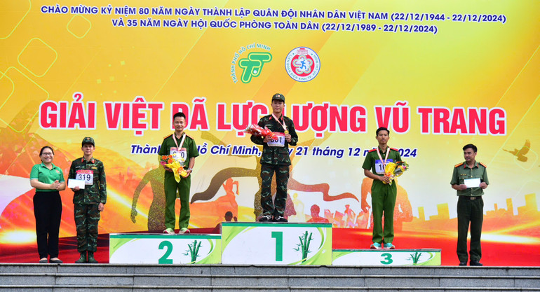 Khen thưởng các vận động viên đạt thành tích tiêu biểu.