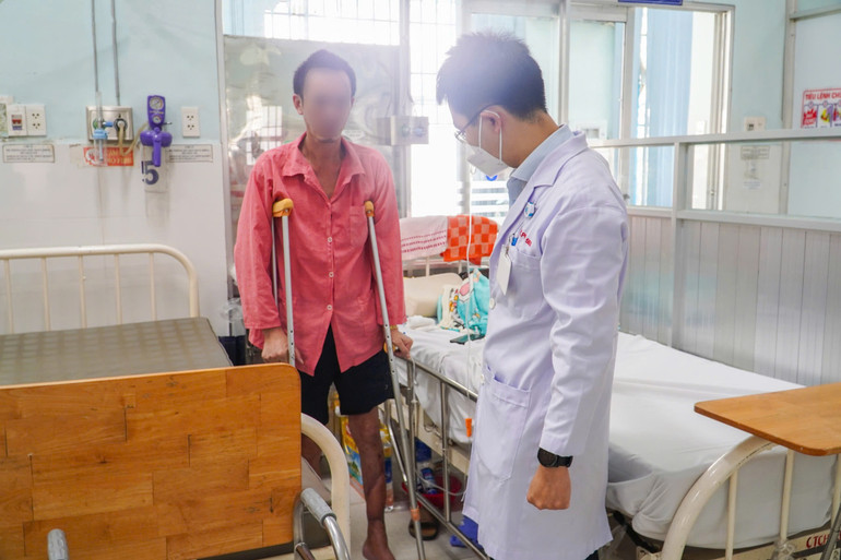 Anh L.D.L. đã có thể đi lại với 2 nạng và tì chống một phần chân đau.