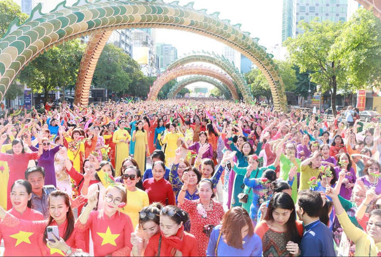 Chương trình đồng diễn áo dài là hoạt động chào mừng kỷ niệm Ngày Quốc tế Phụ nữ 8/3.