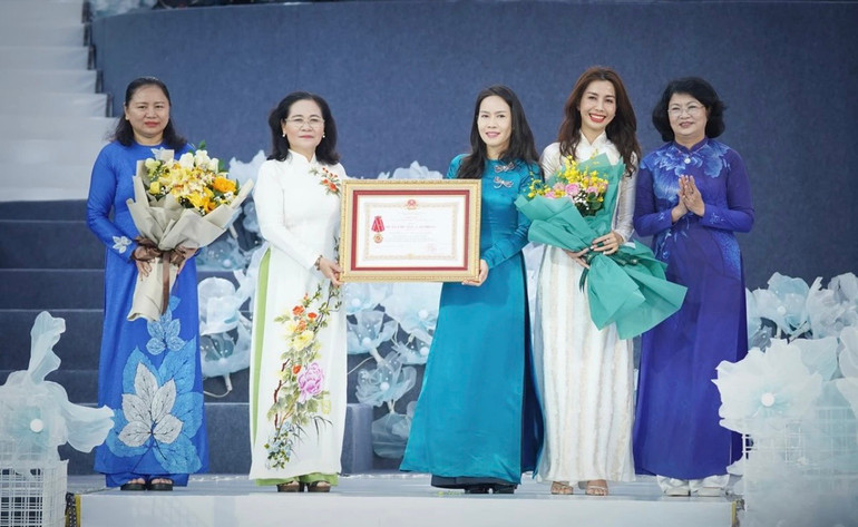 Đồng chí Đặng Thị Ngọc Thịnh, nguyên Phó Chủ tịch nước và đồng chí Nguyễn Thị Lệ, Chủ tịch Hội đồng nhân dân Thành phố Hồ Chí Minh trao tặng Huân chương Lao động hạng Ba của Chủ tịch nước đến Ban lãnh đạo Nhà văn hoá phụ nữ Thành phố Hồ Chí Minh.