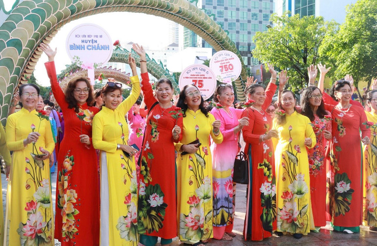 Với những người phụ nữ đã là mẹ, là bà thì cơ hội cùng những người bạn thân thiết cùng mặc áo dài tham dự sự kiện quy mô lớn là những cơ hội hiếm có.