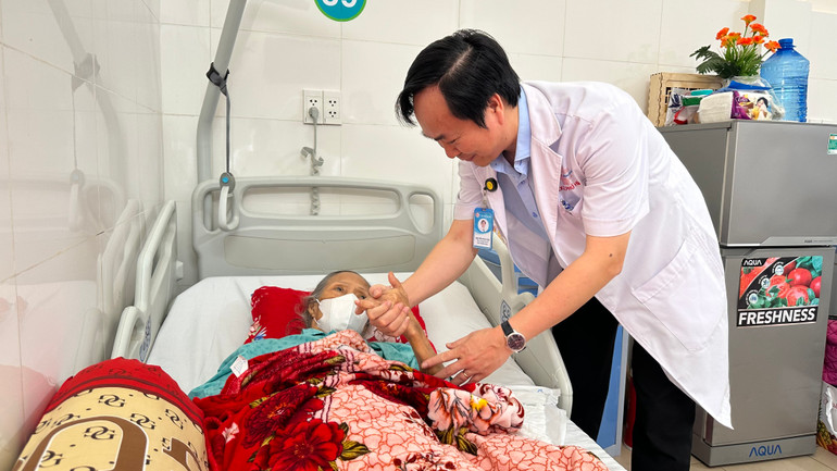 Bệnh nhân cầm chặt tay bác sĩ cảm ơn vì đã tận tình phẫu thuật cứu chữa cho mình.