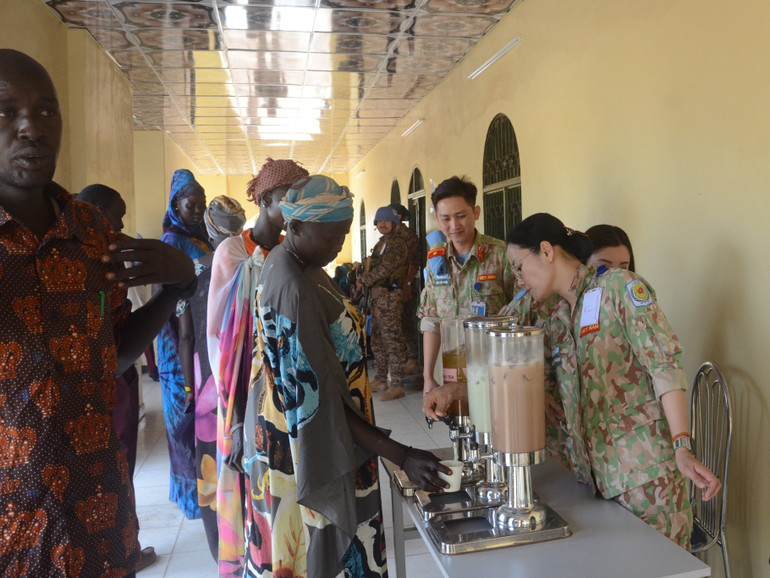 "Góc trà sữa của Việt Nam" rất được sự quan tâm từ các chị em phụ nữ và người dân địa phương.