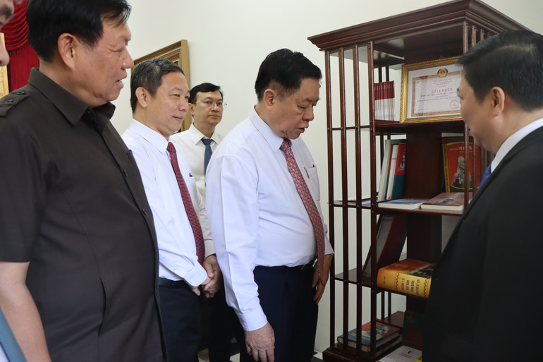 Đoàn làm việc tham quan Viện Pasteur Thành phố Hồ Chí Minh.