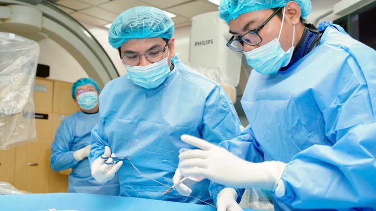 Kỹ thuật này sử dụng một dụng cụ chuyên dụng để lấy mẫu mô nhỏ từ cơ tim.