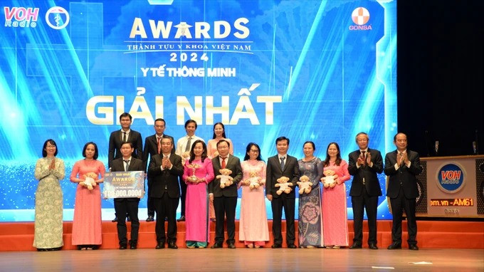 Đồng chí Nguyễn Phước Lộc, đồng chí Trần Thị Diệu Thúy trao giải cho đơn vị đạt giải nhất