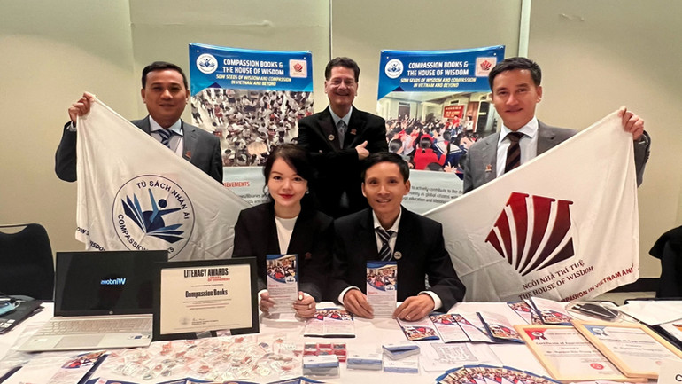 Đoàn Việt Nam giới thiệu với bạn bè quốc tế về đất nước, con người Việt Nam và những hoạt động nhân ái của Chương trình Ngôi nhà Trí Tuệ, Tủ sách Nhân ái. (Ảnh: CTV)