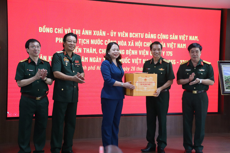Phó Chủ tịch nước Võ Thị Ánh Xuân tặng quà đến Bệnh viện Quân y 175.