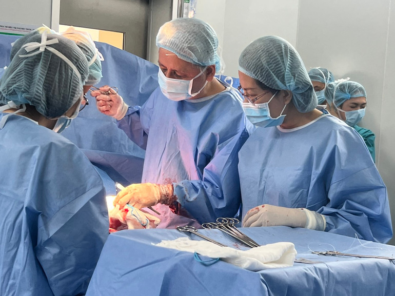 Ê-kíp bác sĩ Bệnh viện Từ Dũ mổ lấy thai cho sản phụ. Ê-kíp bác sĩ Bệnh viện Từ Dũ mổ lấy thai cho sản phụ.