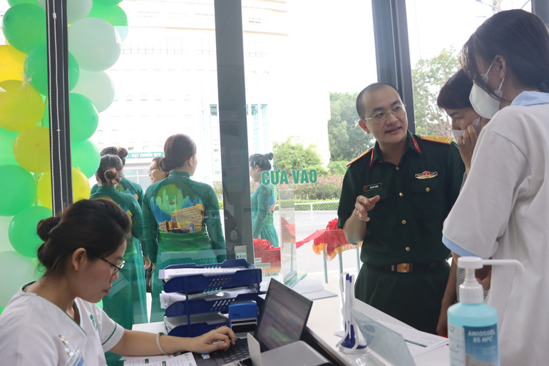 Các y, bác sĩ tư vấn cho người dân đăng ký tiêm chủng.