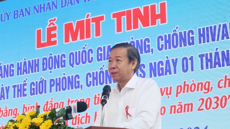 Tiến sĩ, bác sĩ Nguyễn Văn Vĩnh Châu, Phó Giám đốc Sở Y tế Thành phố Hồ Chí Minh phát biểu tại lễ mít-tinh.