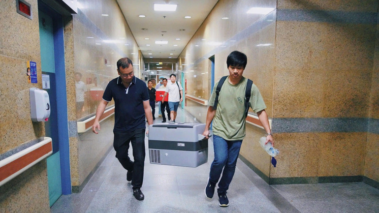 Khoảng thời gian để trái tim của anh T. hiến từ lúc được lấy đi ở Hà Nội đến khi đập lại trong cơ thể bệnh nhân được ghép tim tại Thành phố Hồ Chí Minh là khoảng 10 giờ đồng hồ.