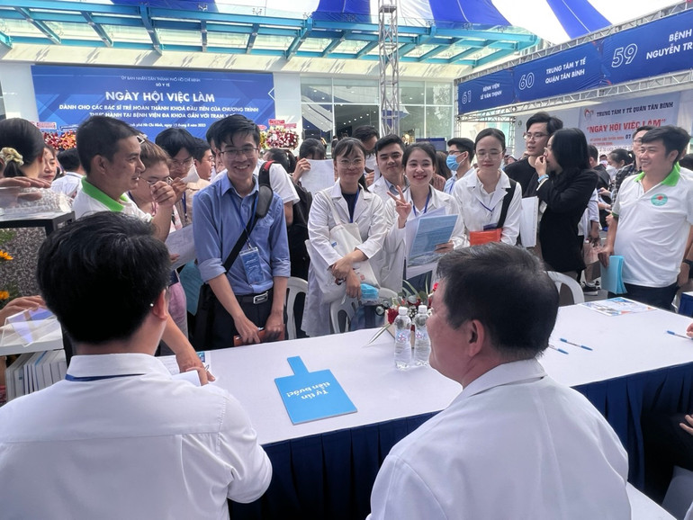 Các bệnh viện: Từ Dũ, Chấn thương - Chỉnh hình, Bệnh viện 115, Nguyễn Tri Phương... và nhiều bệnh viện khác cũng có chỉ tiêu tuyển dụng bác sĩ ở nhiều vị trí khác nhau.