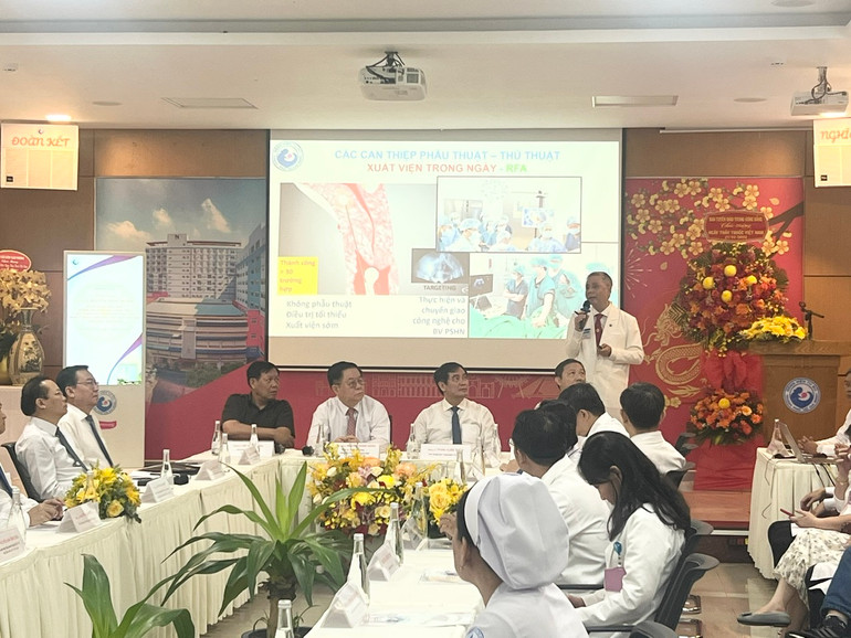 BS CKII Trần Ngọc Hải, Giám đốc Bệnh viện Từ Dũ báo cáo tình hình hoạt động của đơn vị với đoàn làm việc.