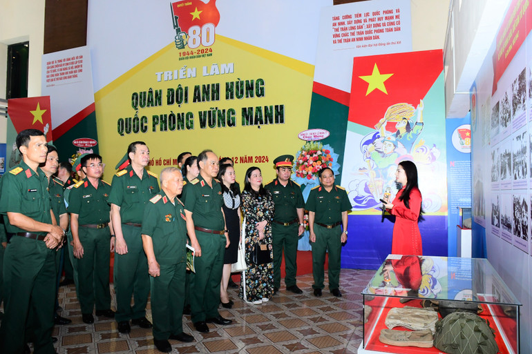 Các đại biểu tham quan Triển lãm.