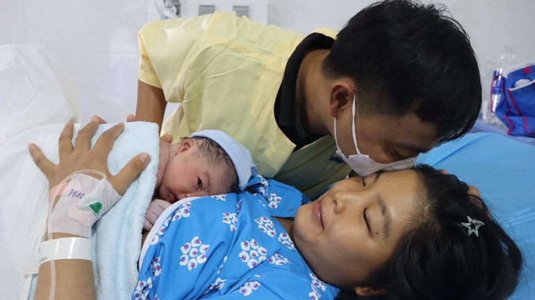 Anh Hoàng Mạnh Tiến đang chăm sóc chị Hà Thị Bé Thảo và con trai mới sinh.