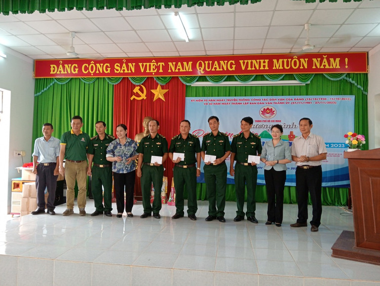 Trao tặng kinh phí chăm lo cho các chiến sĩ đang thực hiện nhiệm vụ tại 10 đồn biên phòng trên địa bàn tại Huyện Bù Đốp, Huyện Bù Gia Mập, tỉnh Bình Phước.