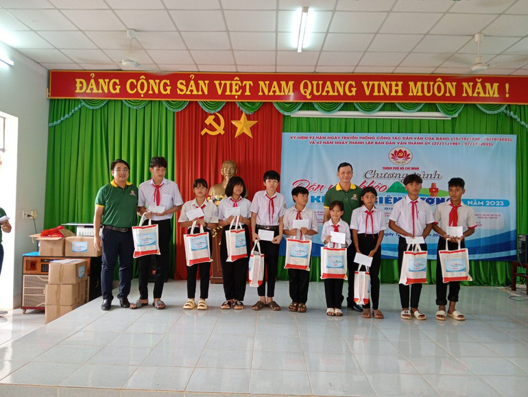 Trao tặng học bổng cho các em học sinh ở huyện Bù Đốp, Tỉnh Bình Phước