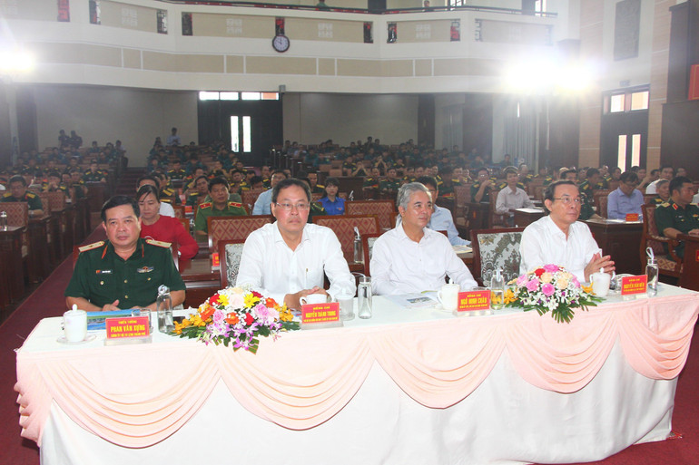 Các đại biểu tham dự buổi họp mặt.