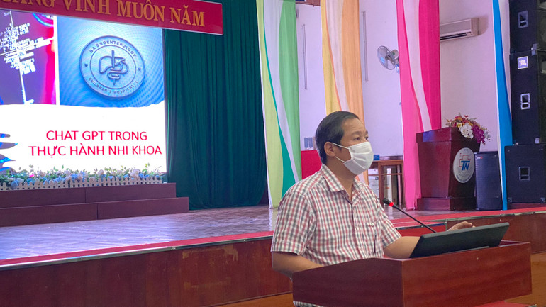 TS, BS Hoàng Lê Phúc, Trưởng Khoa Tiêu hóa, Bệnh viện Nhi Đồng 1 báo cáo tại hội nghị.