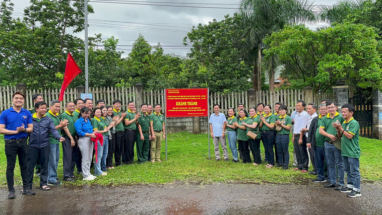 Đoàn đại biểu chương trình cắt băng khánh thành tụ điện tại huyện Bù Gia Mập, Tỉnh Bình Phước