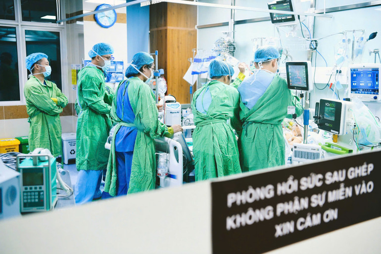 Bệnh nhân được vào phòng hồi sức ghép tạng.