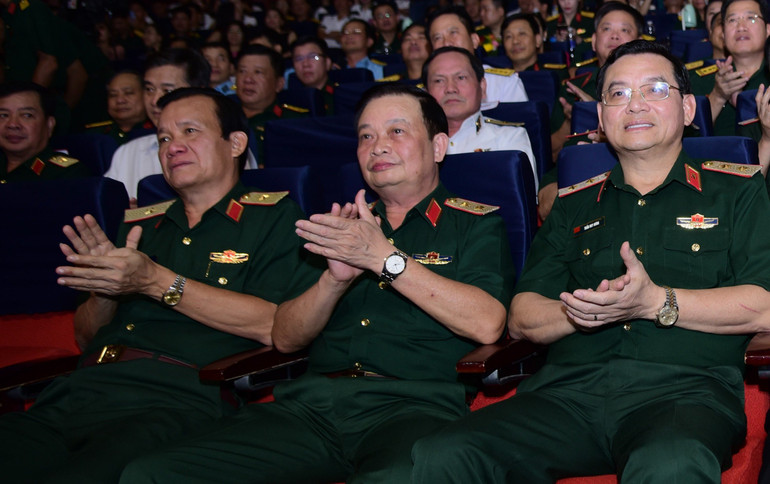 Các đại biểu tham dự liên hoan.