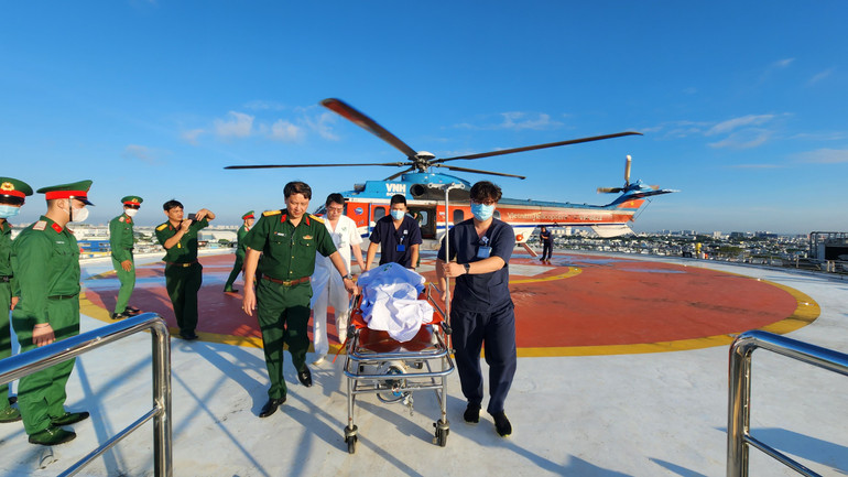 Trực thăng EC 225 mang số hiệu VN 8622 cùng Tổ Cấp cứu đường không Bệnh viện Quân y 175 thành công đưa bệnh nhân về đất liền điều trị.
