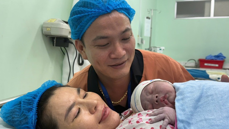 Trương Thị Hằng (1984), nhà quận Gò Vấp, con thứ 3. Bé trai nặng 3,650kg.