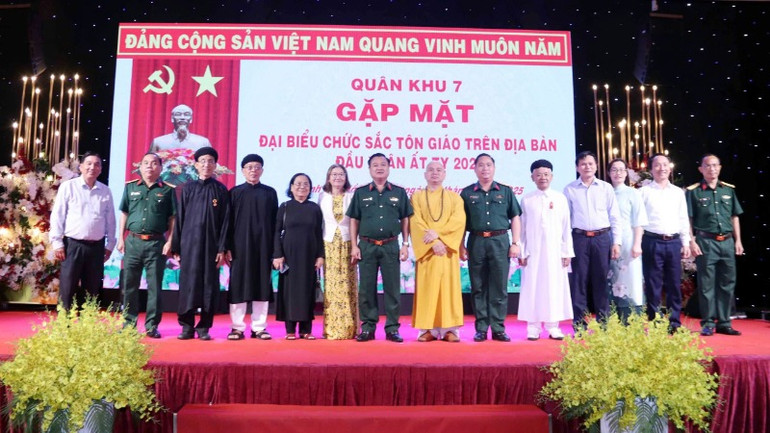 Các đại biểu chụp hình lưu niệm tại buổi gặp mặt.