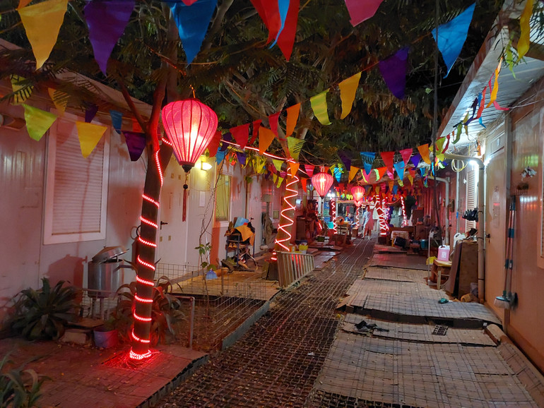 Dù trang trí giản dị với những vật dụng sẵn có nhưng khi ngắm nhìn thành quả, mọi người đều thấy ấm lòng.